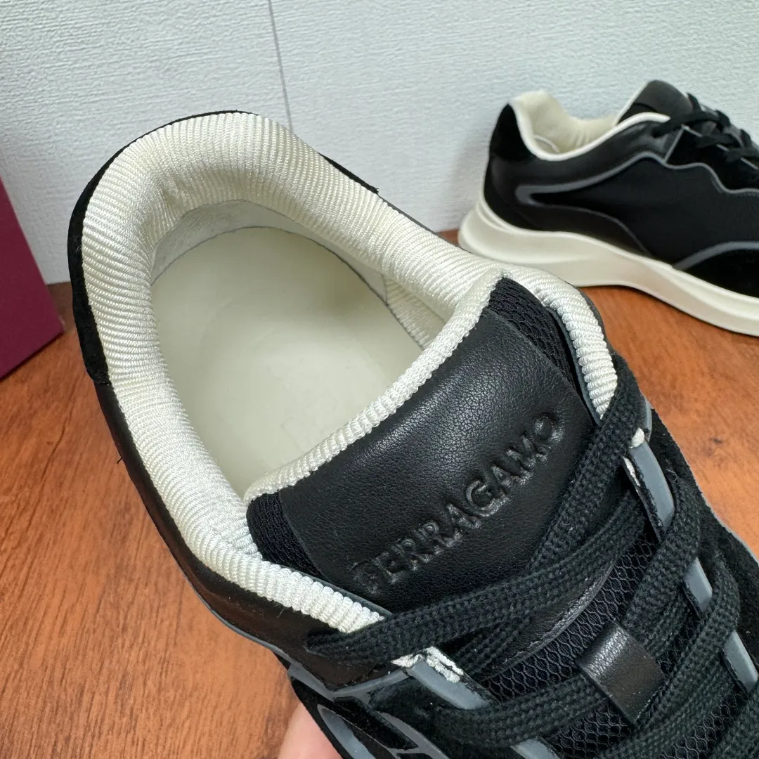 [Ferragamo] Top P: 720💰 Size: 39~44 (38 45 custom-made, non-returnable) Ferragam/Ferragamo Cancini buckle men's low-top casual shoes Spring and summer official website synchronized new thick-soled versatile sports shoes for men This urban-style casual shoe boldly combines a variety of fabrics, cleverly using high-tech mesh fabrics and smooth leather to create a unique high-end look, with side dropouts Cancini buckle, padded collar and tongue, and eye-catching lightweight rubber sole make the design even more sophisticated! The perfect blend of style and comfort. , the shoe body is outlined with exquisite lines, embellished with iconic elements, and equipped with comfortable sole technology to boost your pace. Whether you are walking on the street or exercising, you can show your extraordinary charm. Item number: F688525 Black.
